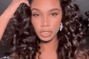 Gif animado de mulher com cabelos ondulados e sem frizz